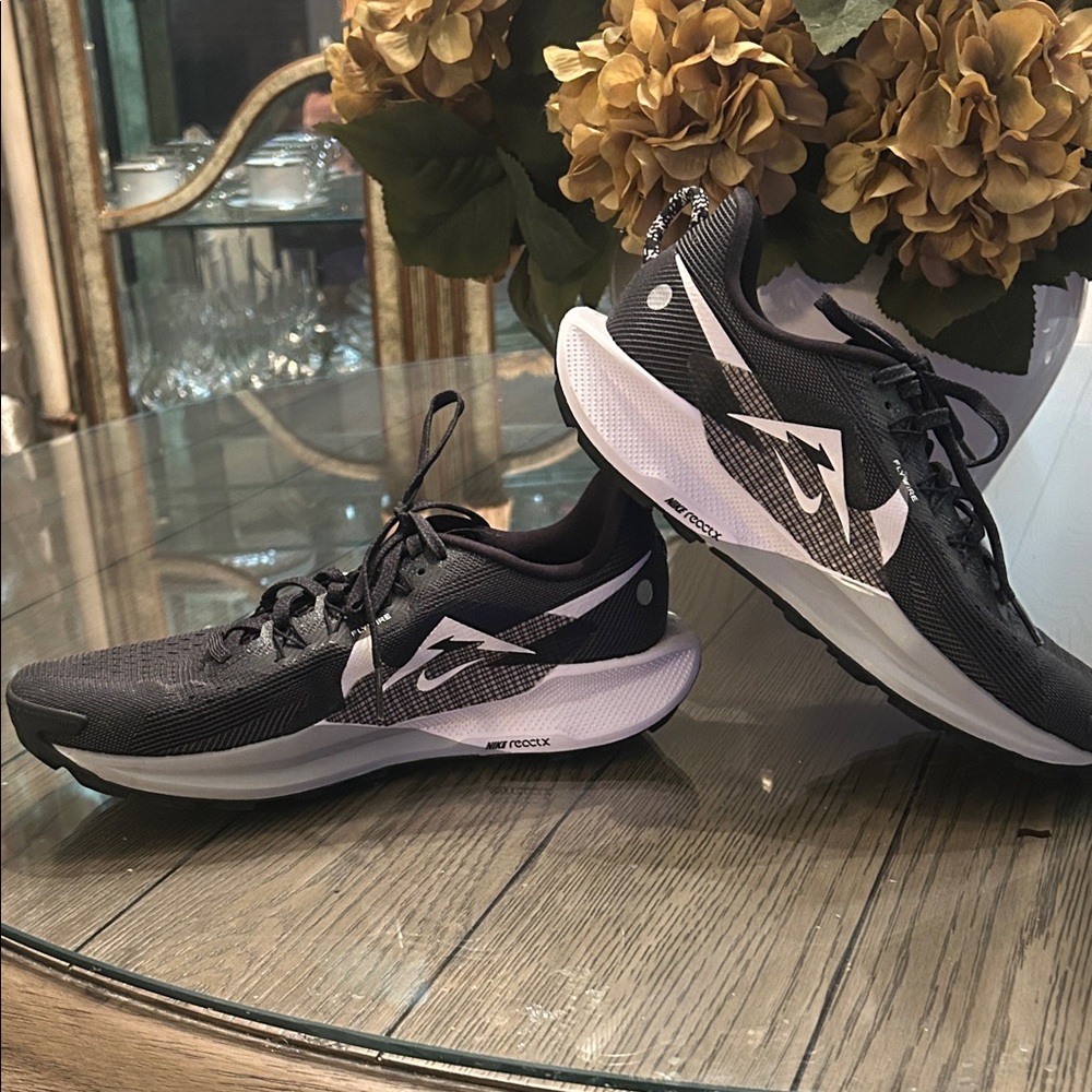 Nike Women's Black and White Athletic Shoes